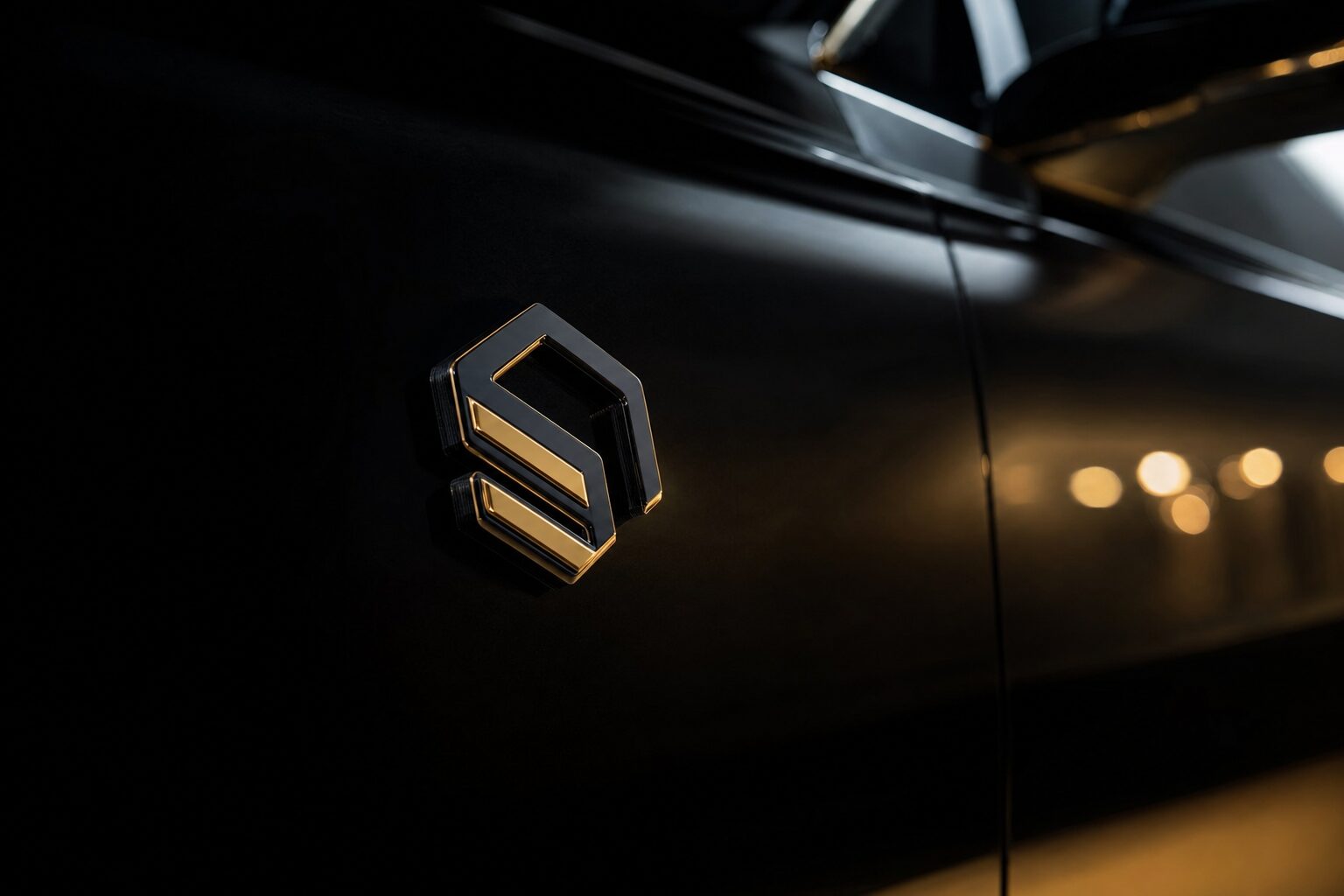 3D-geprint magnetisch logobord van een bedrijf bevestigd op de donkere deur van een auto, dramatisch belicht