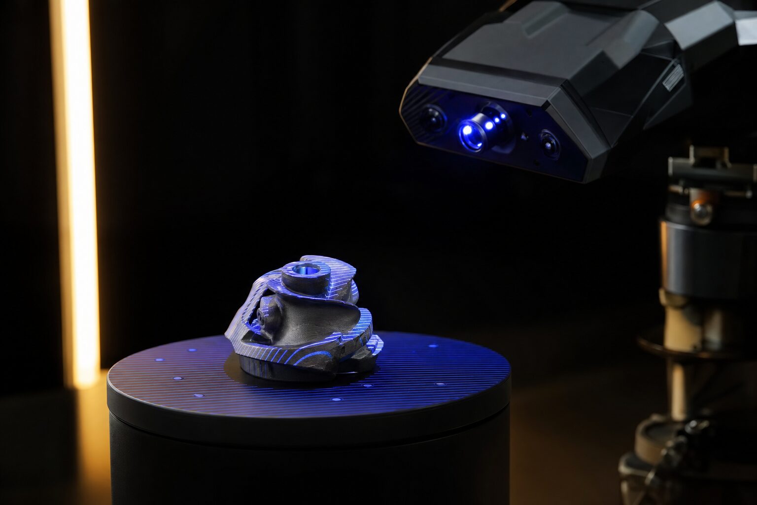 Hogeprecisie 3D-scanner die een object op een draaitafel inscant